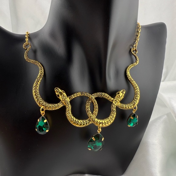 Serpent serpentine Snake Necklace with Green Gemstones - Picture 4 of 10